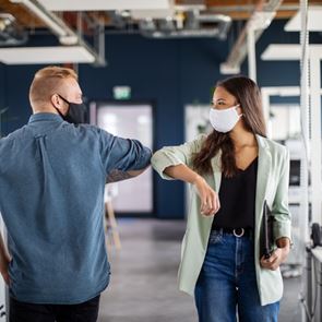 H αποκλιμάκωση της Όμικρον οδηγεί σε χαλάρωση των μέτρων
