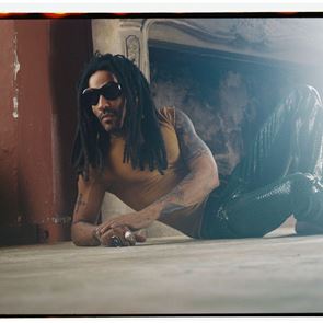 Στο video clip του Honey, ο Lenny Kravitz στάζει μέλι