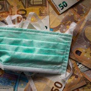 Πόσο κόστισε η πανδημία στην ελληνική οικονομία