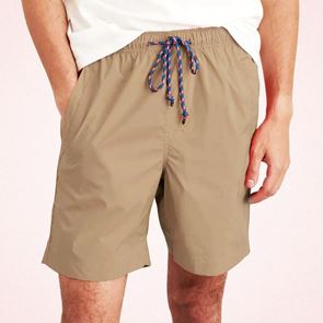 Μία εξωφρενικά στιλάτη και άνετη βερμούδα για τον Αύγουστο