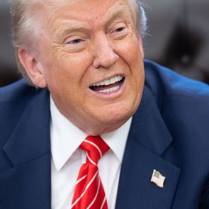 Ο <em>Donald</em> <em>Trump</em> δημοσίευσε βίντεο με τους Barack και Michelle Obama ως πιθήκους (video)