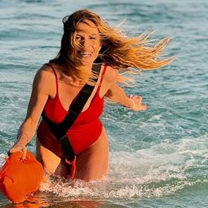 Ντορέττα Παπαδημητρίου vs. Pamela Anderson | Ποια κάνει 'καλύτερο Baywatch