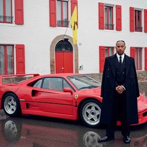 O Lewis Hamilton πήγε στη Ferrari και "τερμάτισε" το <em>ιταλικό</em> στιλ (εικόνες)