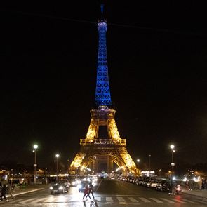 Ο Πύργος του Άιφελ στα χρώματα της Ουκρανίας