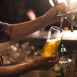 Μόλις ανακαλύψαμε τι προκαλεί μισή μπύρα στο μυαλό μας