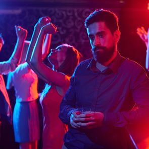 Τι λέει η ψυχολογία για όσους δεν τους αρέσει να πηγαίνουν σε πάρτι