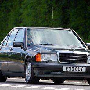 Πώς είναι να οδηγείς μία κλασική <em>Mercedes</em>-Benz 190E εν έτει 2023 και ενώ ανήκεις στη Gen Z;