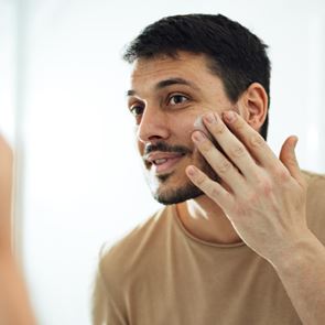 Λιπαρό δέρμα που γυαλίζει, μπορεί να &#39;στρώσει