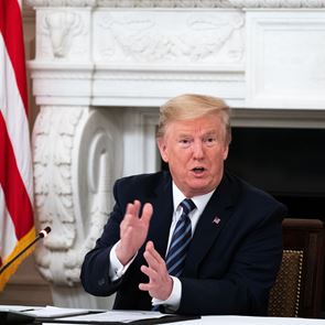 O Donald <em>Trump</em> πιστεύει ότι ο κορονοϊός θα εξαφανιστεί χωρίς εμβόλιο