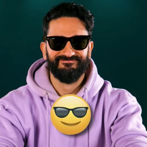 Πώς θα ήταν η ζωή μας αν μιλούσαμε μόνο με emoji, σύμφωνα με τον Διονύση Ατζαράκη