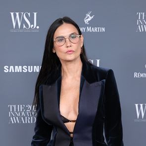 Η Demi Moore κάνει SUP στη Γαλλική Ριβιέρα, ή και όχι