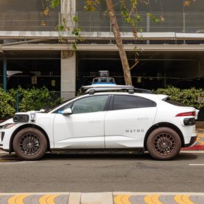 Δύο Έλληνες μπήκαν σε ταξί χωρίς οδηγό και ανέβασαν video