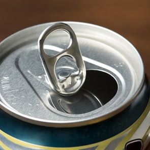 Γιατί υπάρχει η τρύπα στα κουτάκια των αναψυκτικών –Όχι, δεν είναι για το καλαμάκι