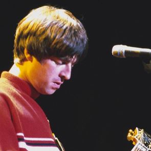 Η περίεργη ιστορία πίσω από το πουλόβερ που φορούσε ο Noel Gallagher σε θρυλική συναυλία των Oasis