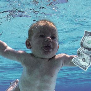 Σε άλλα νέα, το μωρό στο εξώφυλλο του Nevermind μηνύει τους Nirvana