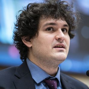 Samuel Bankman-Fried, o 'βασιλιάς' των <em>κρυπτονομισμάτων</em> καταδικάστηκε σε 25 χρόνια φυλάκιση