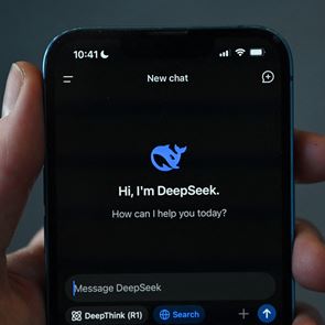 DeepSeek: Τι είναι και πώς λειτουργεί η τεχνητή νοημοσύνη της Κίνας