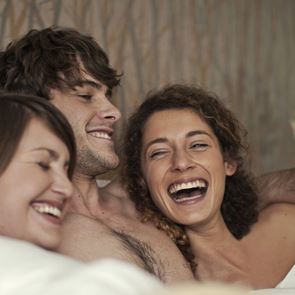 Πώς να προσεγγίσεις την ιδέα για τρίο, χωρίς να καταστρέψεις τη &lt;em>σχέση&lt;/em> σου