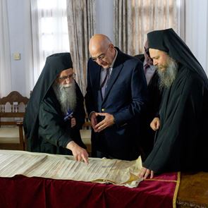 Περιπέτεια για τον Νίκο Δένδια στο Άγιο Όρος