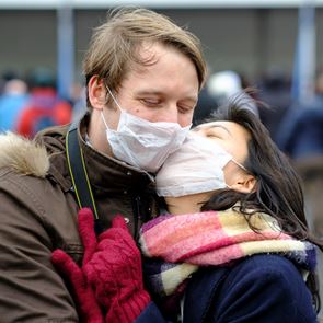 Η πανδημία δεν σκοτώνει τον γάμο