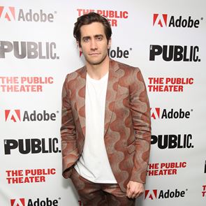 O Jake Gyllenhaal τολμά στιλιστικά και βγαίνει κερδισμένος