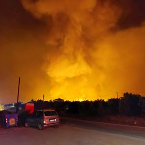 Συνεχίζεται η μάχη με τις φλόγες στην Βαρυμπόμπη