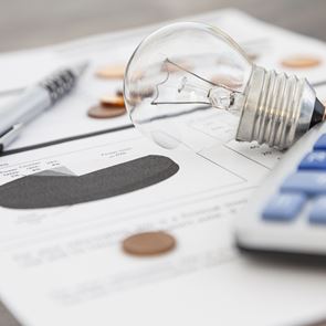 Πώς διαμορφώνονται τα νέα τιμολόγια ρεύματος για τον Αύγουστο