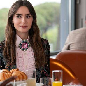 Γιατί μιλάει η πρωταγωνίστρια του Emily in Paris για τον Μητσοτάκη