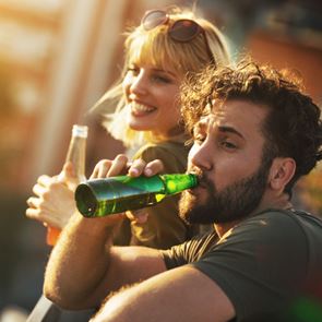 Γιατί δεν πρέπει να πιείς αλκοόλ μετά το εμβόλιο