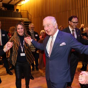 Ο Βασιλιάς Κάρολος ξέρει (και) να χορεύει