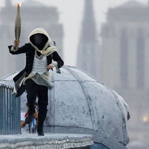 Ποιος ήταν τελικά ο μασκοφόρος δρομέας στην τελετή έναρξης των Ολυμπιακών Αγώνων