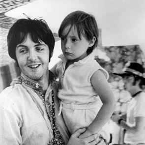 Η μυθική συνάντηση Julian Lennon και Paul McCartney σε ένα αεροδρόμιο