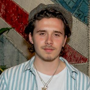 Ο Brooklyn Beckham και η μόδα των white dirty <em>sneakers</em>