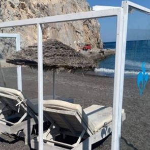 Ξαπλώστρες με πλέξιγκλας και αντισηπτικό