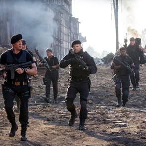 Σε άλλα νέα, οι &quot;Αναλώσιμοι&quot; έρχονται Θεσσαλονίκη