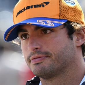 Ο Carlos Sainz στα κόκκινα της Ferrari