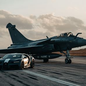 Bugatti Chiron εναντίον μαχητικού τζετ