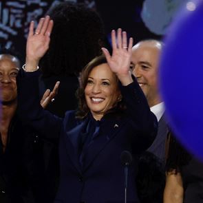 Η Kamala Harris αποδέχεται το χρίσμα των Δημοκρατικών