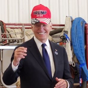 O λόγος που ο Biden εμφανίστηκε με καπέλο της καμπάνιας του Trump