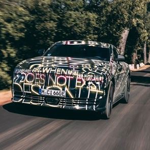 To πρώτο ηλεκτρικό αυτοκίνητο της Rolls-Royce βολτάρει στη Γαλλική Ριβιέρα