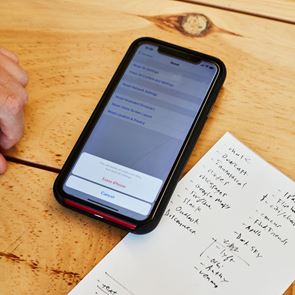 Τι κερδίζεις όταν σβήνεις τα πάντα από το smartphone