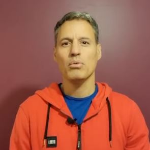 Ο Γρηγόρης Πετράκος λέει πως κάνει εμετό στη μούρη μας