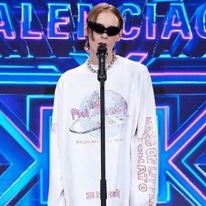 Τι γυρεύει η Λαμία σε ένα φούτερ του οίκου Balenciaga