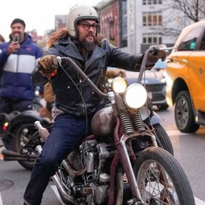 O Jason Momoa έβαλε το biker jacket που θα φορούσαμε και χωρίς μηχανή