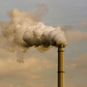 Η μεγαλύτερη μείωση στις ετήσιες εκπομπές διοξειδίου του άνθρακα από τον Β&#39; Παγκόσμιο Πόλεμο