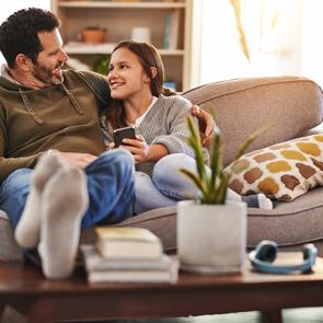 Γιατί πρέπει να μιλήσεις στην κόρη σου από νωρίς για το σεξ, την περίοδο και τις &lt;em>σχέσεις&lt;/em>