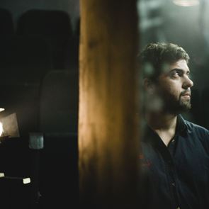 Μία κατάδυση στον υπέροχο και λαμπερό &quot;Γυάλινο κόσμο&quot; του Δημήτρη Καραντζά