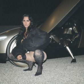 Η Kim Kardashian λύνει το μυστήριο για τις φωτογραφίες με το Tesla Cybercab