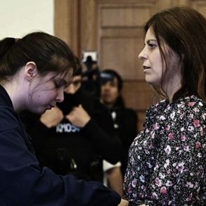 Η ιστορία της Ιταλίδας αντιφασίστριας Ilaria Salis που δικάζεται αλυσοδεμένη στην Ουγγαρία