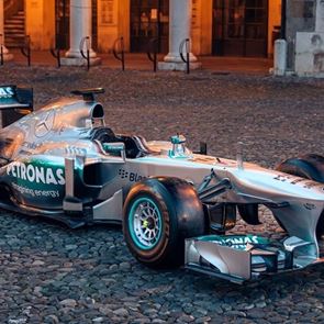 Πωλείται η πρώτη νικητήρια <em>Mercedes</em> του Lewis Hamilton στην Formula 1